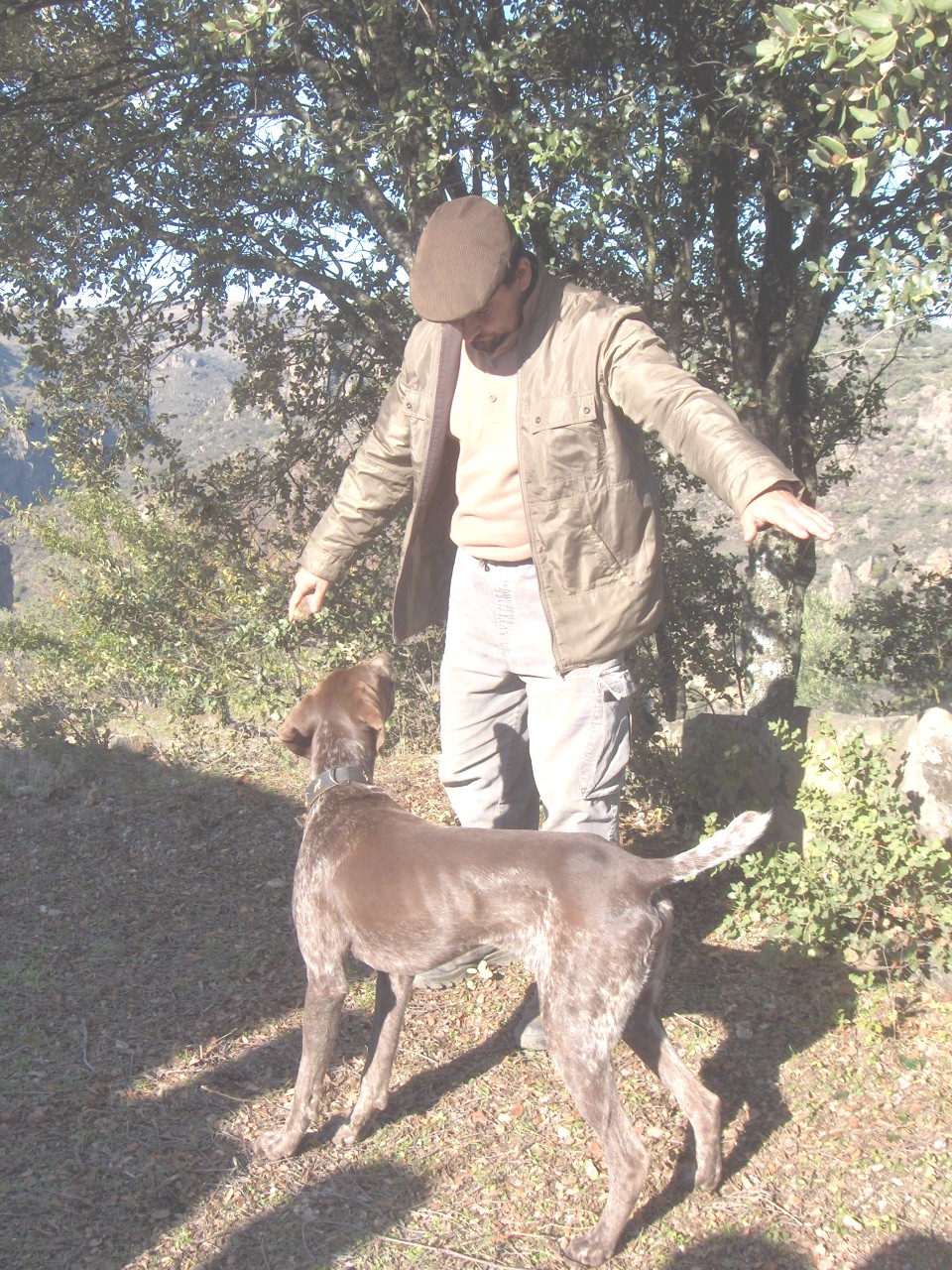 L duonho amostraba als outros las áfricas que l sou perro sabie fazer: “Fui you que le ansinei todo”...