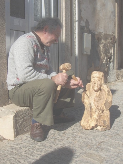 Por fin benie yá para casa i ne l camino ancuntrei l scultor-magarefe Antónho Moma a sculpir la sue scultura.