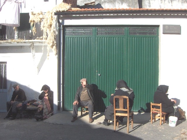 Sin naide dar por nada, nas rues de Sendin, las personas aporbeítan l soalheiro. I la lana carbenada i labada…