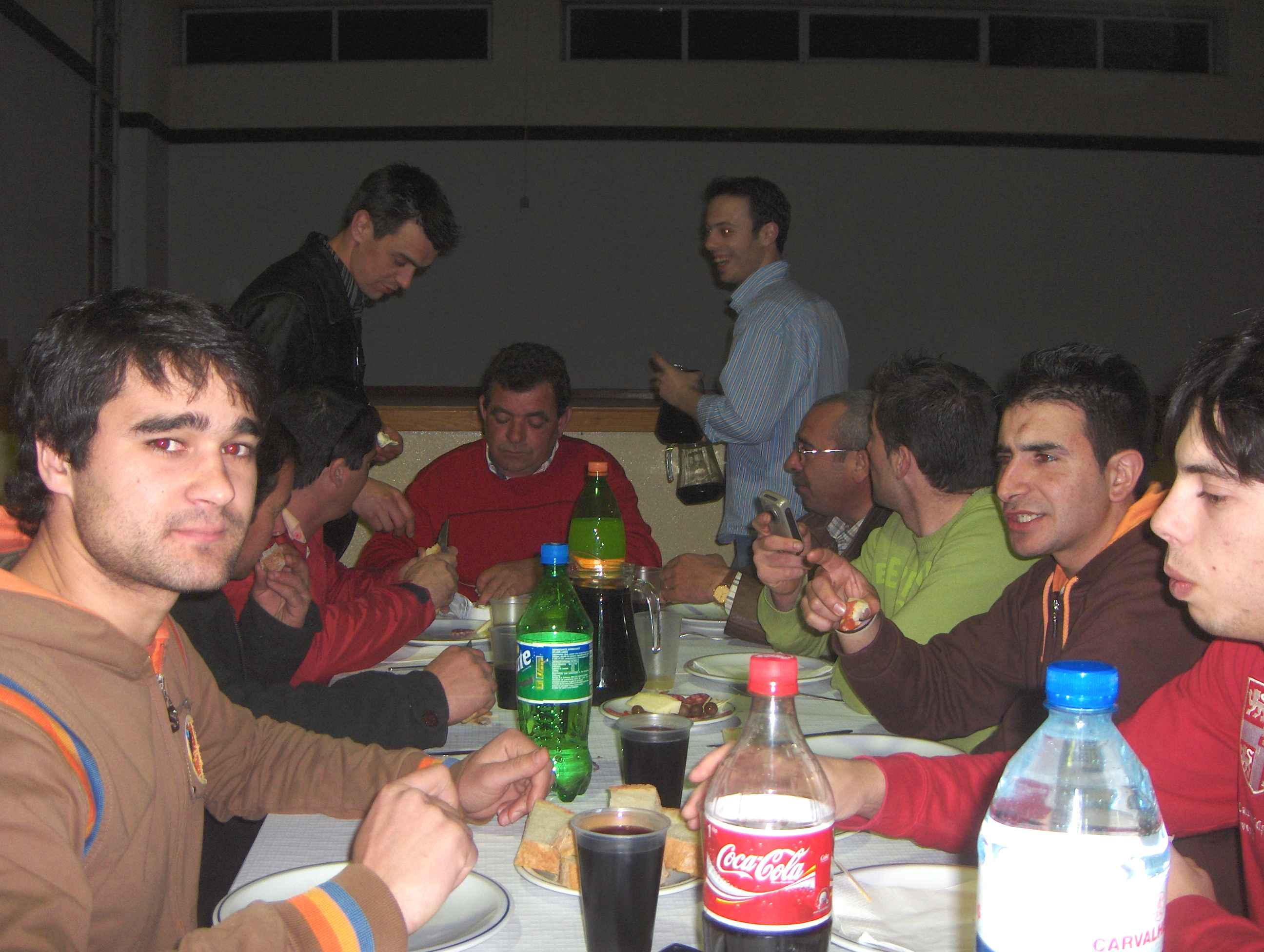 Onte fui la cena de la caça. Ls que stában na cabeceira de la mesa mandórun rezar!