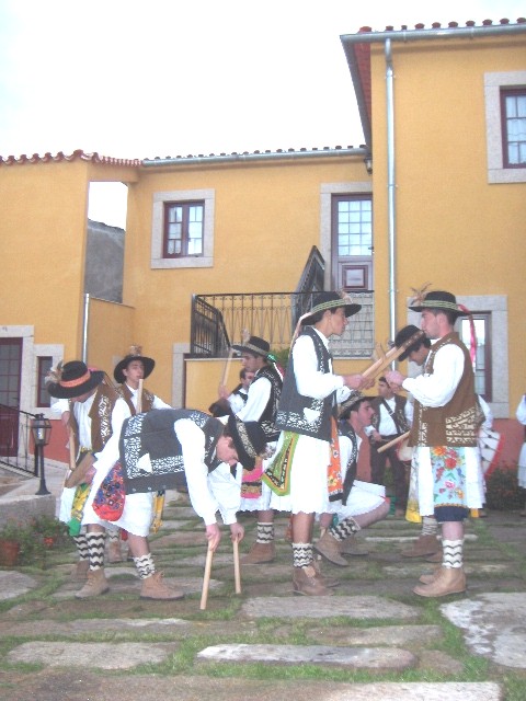 I apuis ls sendineses i outros mirandeses, cul tiempo, ua dança qu’era de guerra, tresformórun-la an dança de…