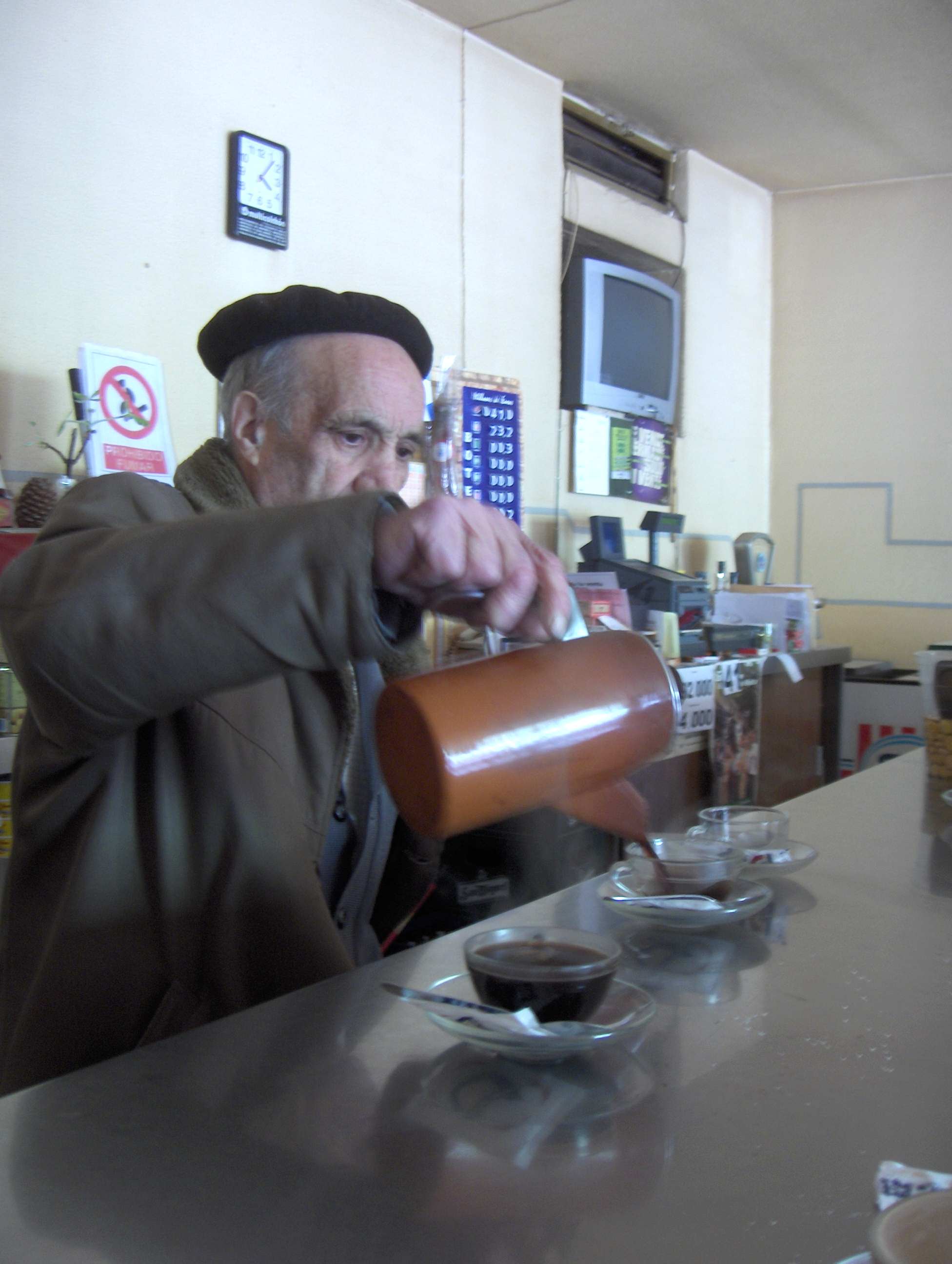 Onte stube an Fariza, an pie de Miranda, mas de l lado spanhol. Fui a tomar un café i fui un tiu de gorra que…