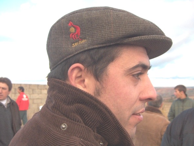 Apuis apareciu un a fazer reclame de ls chapeus pa la fogueira de l galho. Ide pensando an cumprar un... Mas…