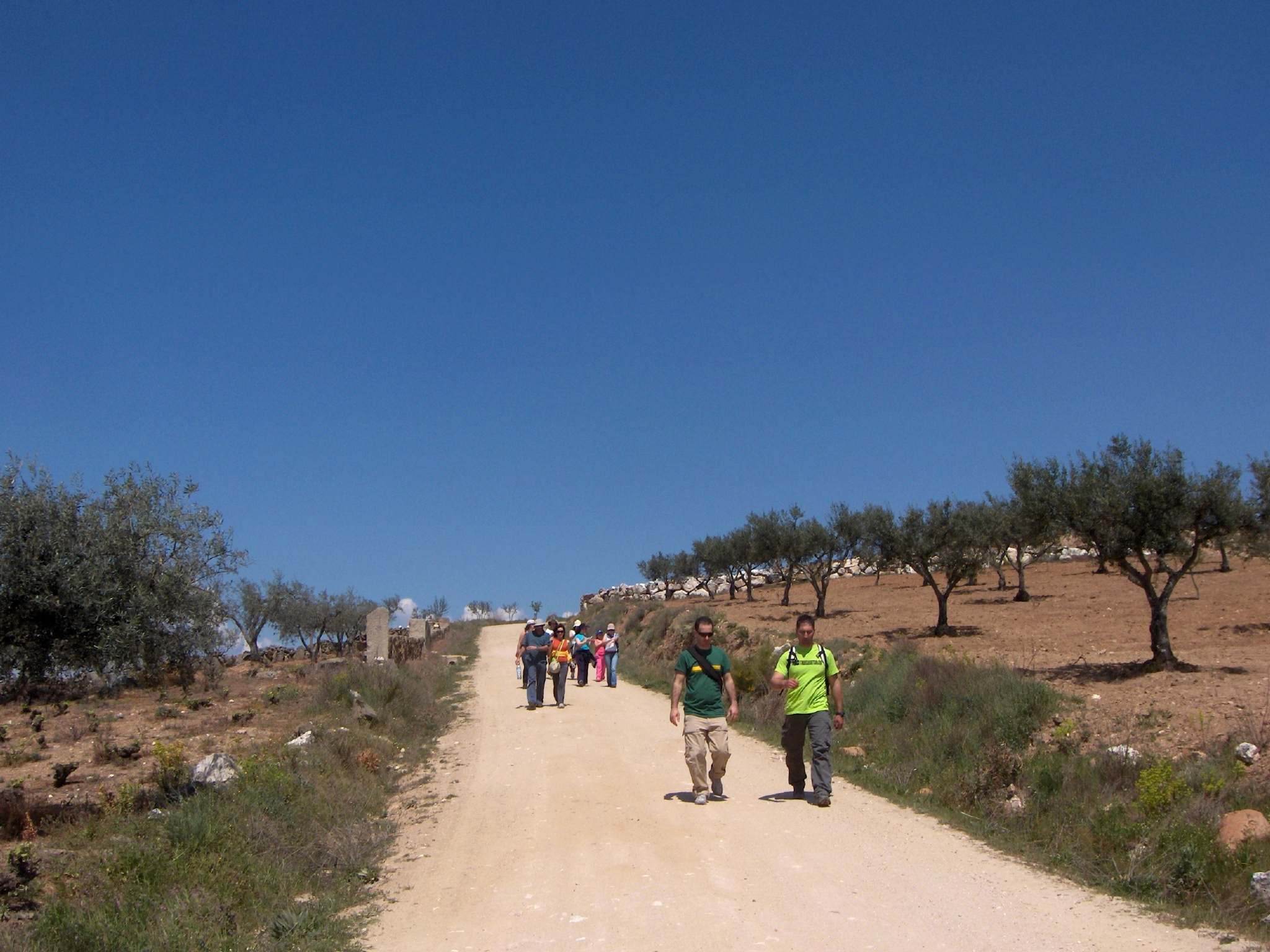 Onte la giente fui abaixando pul camino de l riu, a las dúzias...