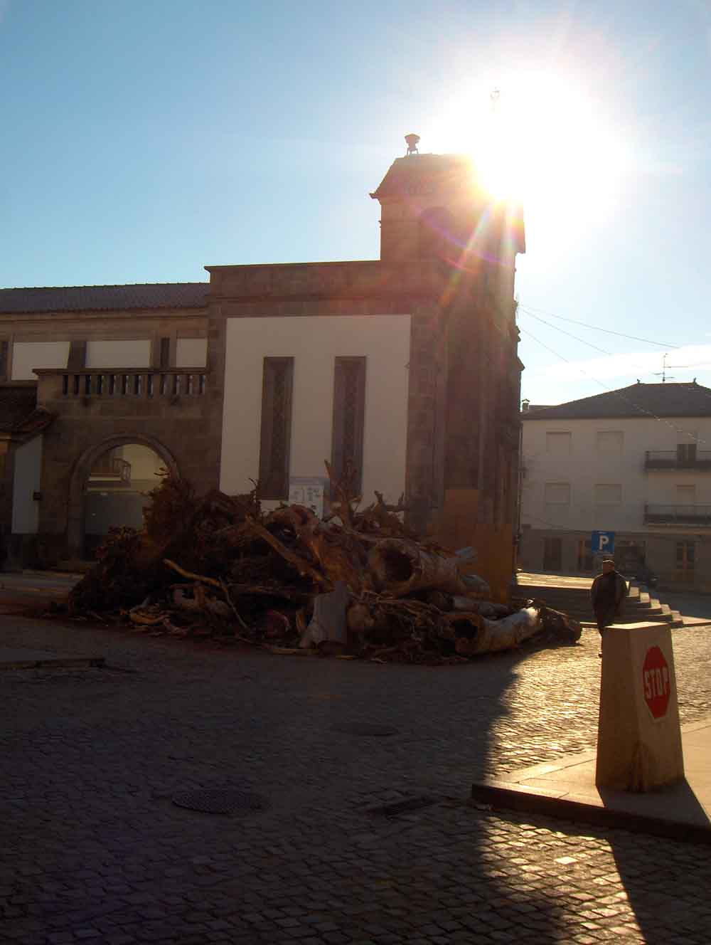 Tal cumo l sol, tamien you i la jinela tornemos.