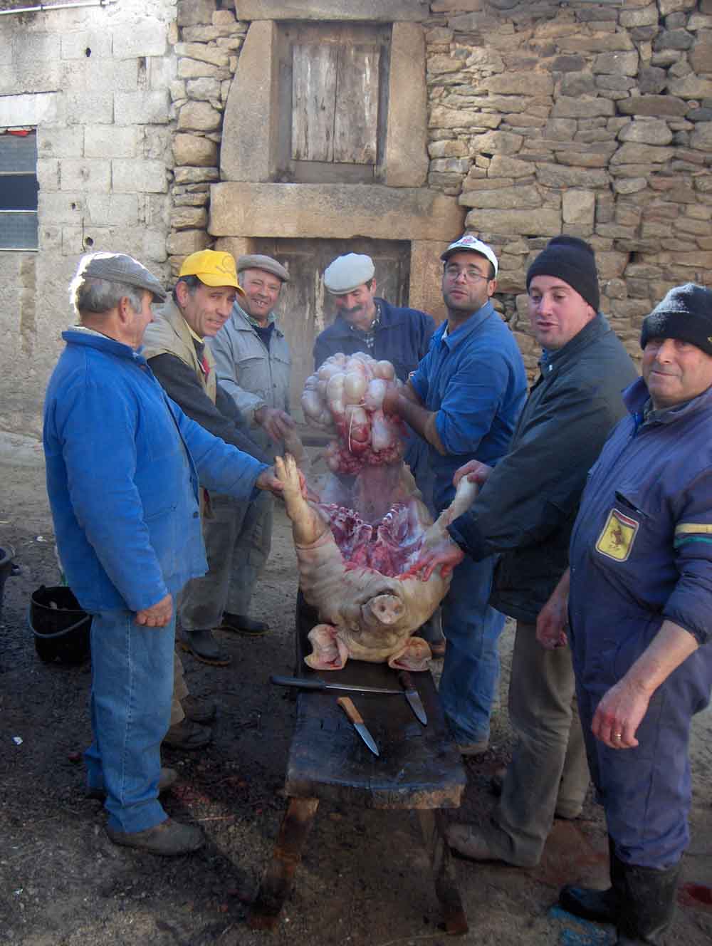 La magie fizo die de la nuite i de l cochino bai a fazer fumeiro citre.