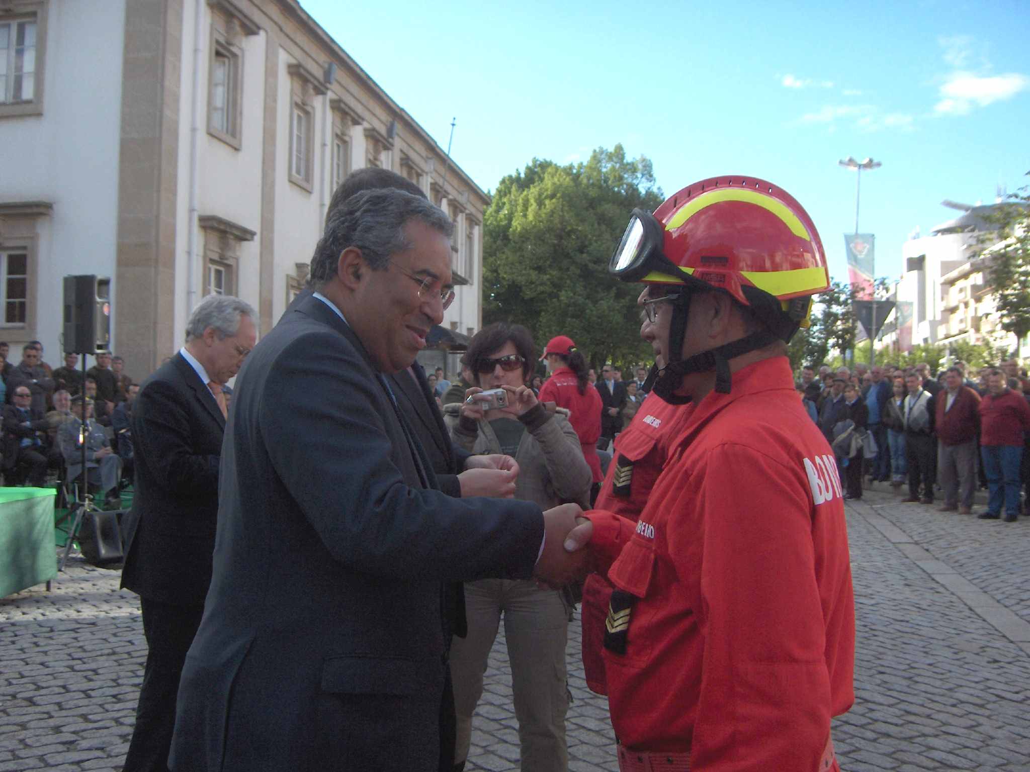 L menistro achegou-se a Peres! Parece que to la bida l conheciu!