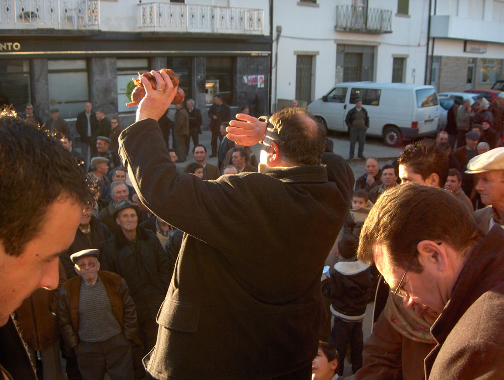 Apuis de la persion, nas arremataçones de San Sabastian, la praça staba chena de giente i de sol.