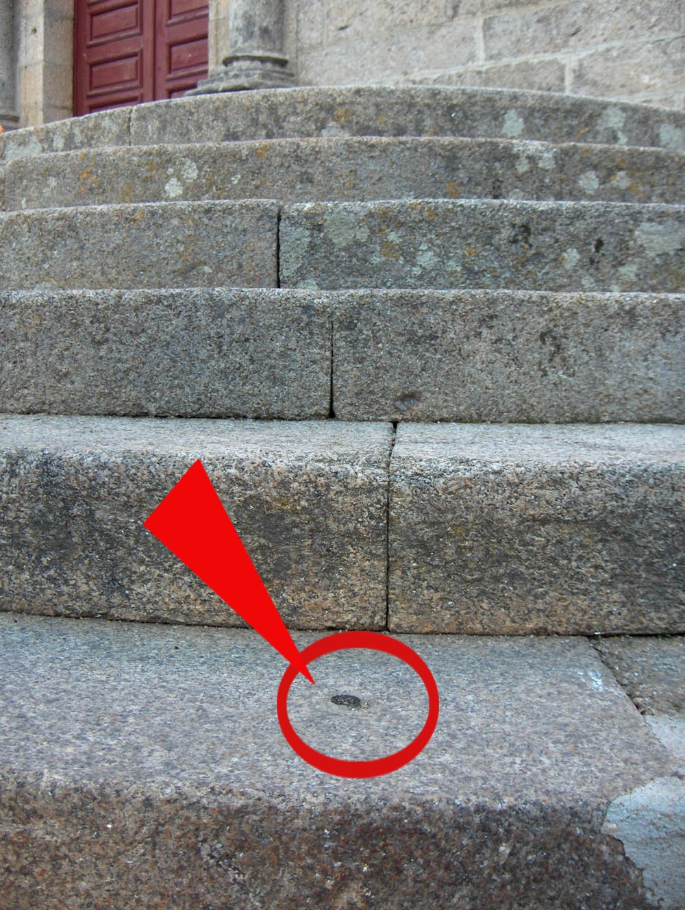 Yá algua beç repareste ne l cousico de bronze que stá puosto na purmeira scaleira de l sagrado?