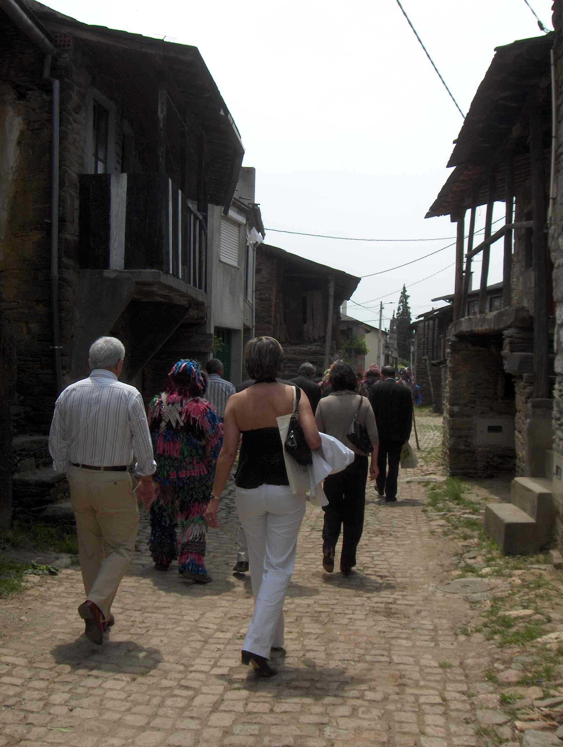 Aqueilho ye ua aldé an que se poderien restourar las casas para fazer un hotel de casas, nun sítio máigico.