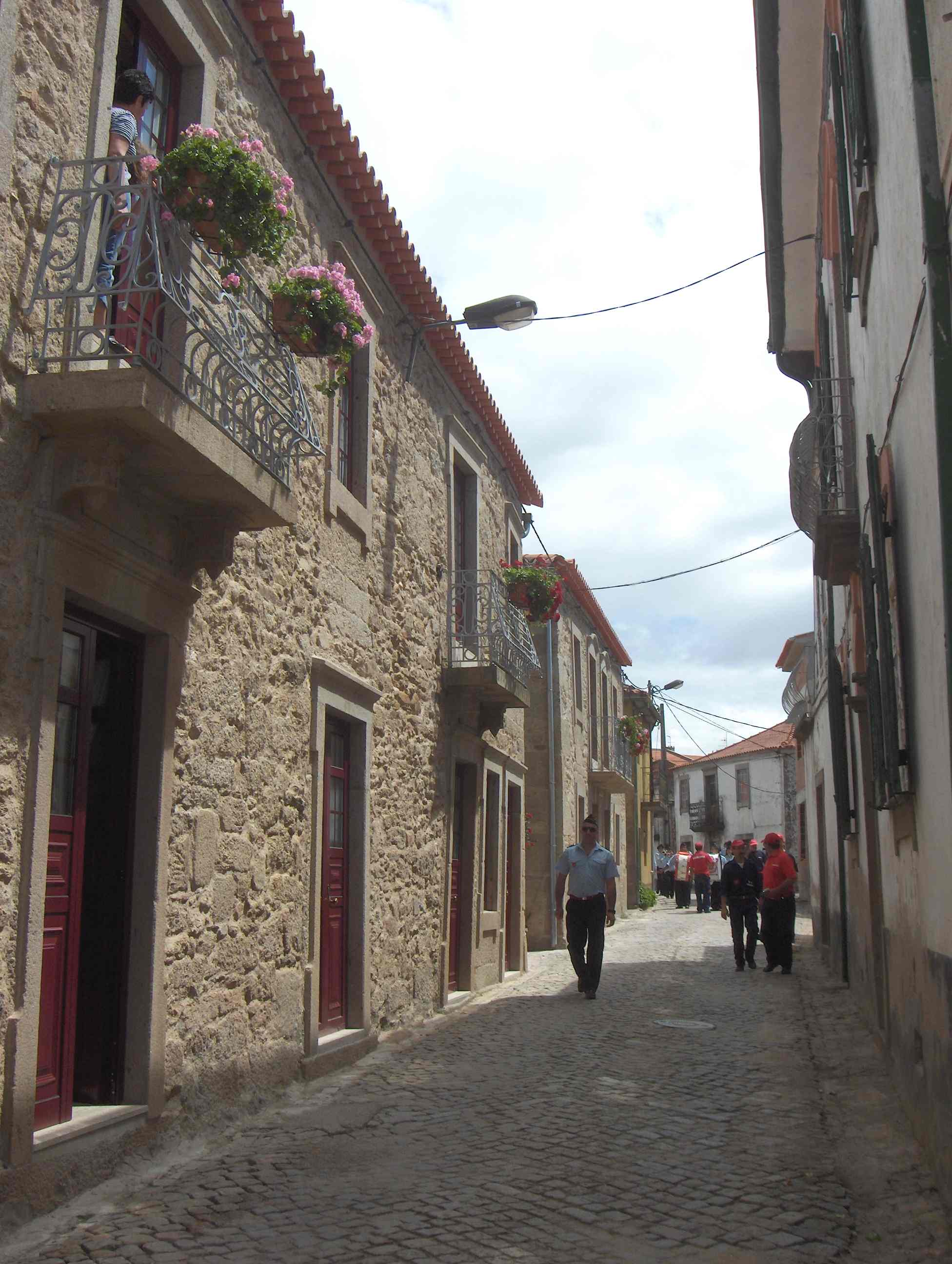 An rue la Frauga, hoije l mundo de la jinela abriu-se na fiesta de San Sabastian. Que passe la fanfarra...