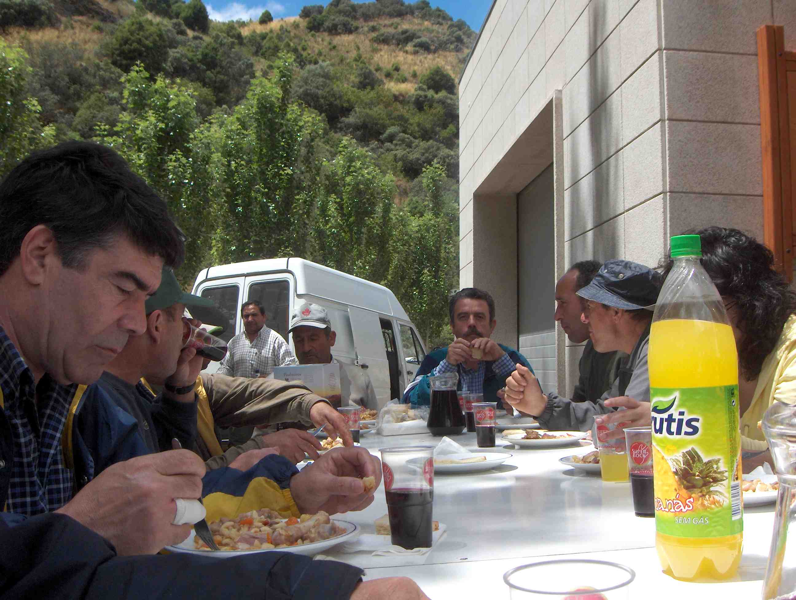 Onte fui l cuncurso de pesca. Por cousa de l'auga, cuncurso nun houbo, mas almuorço nun faltou. Se l tiempo…