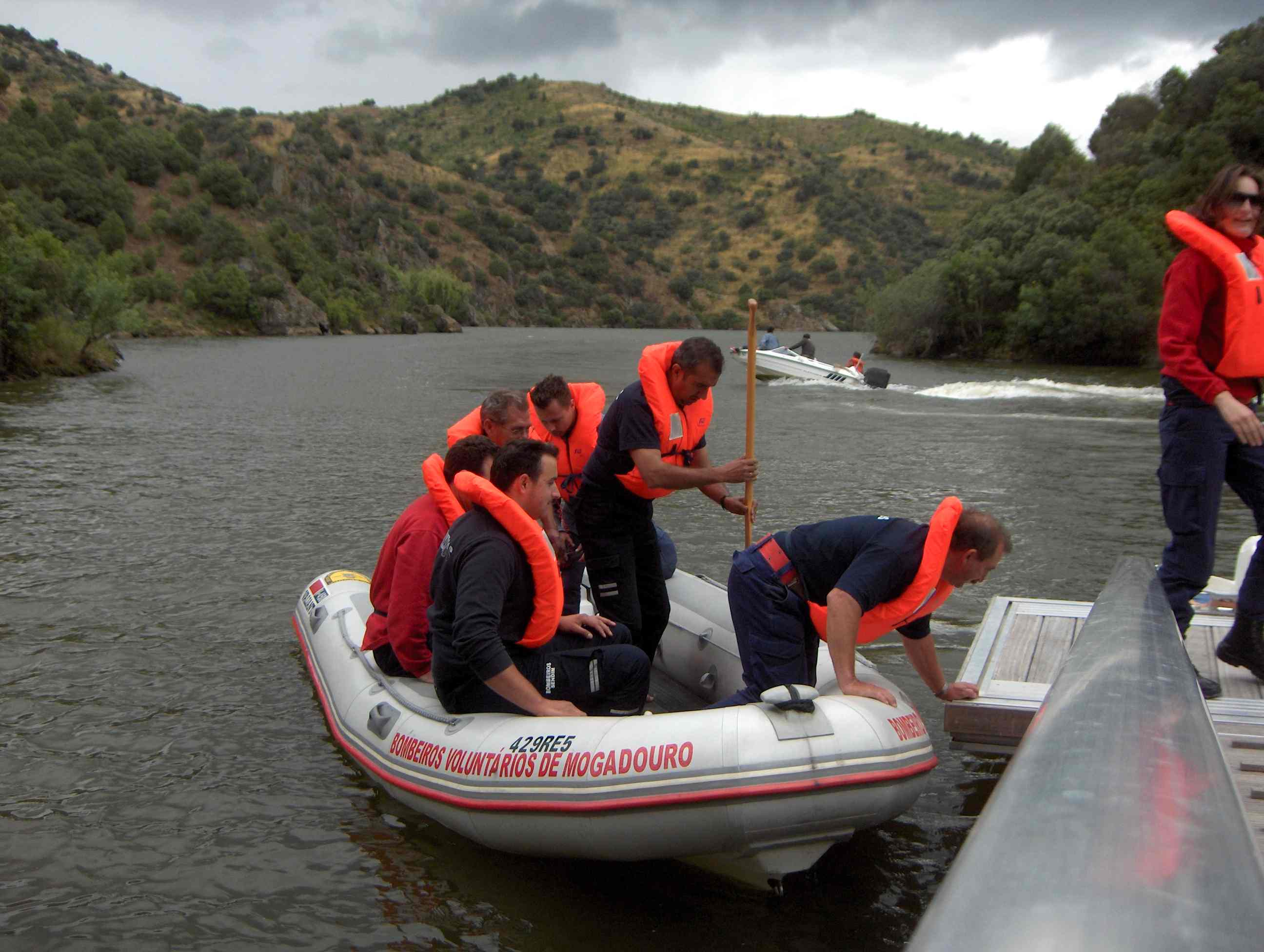 Pula tarde ls bumbeiros fúrun a spurmentar l barco de ls de Mogadouro para béren se cómpran un eigual ó mais…