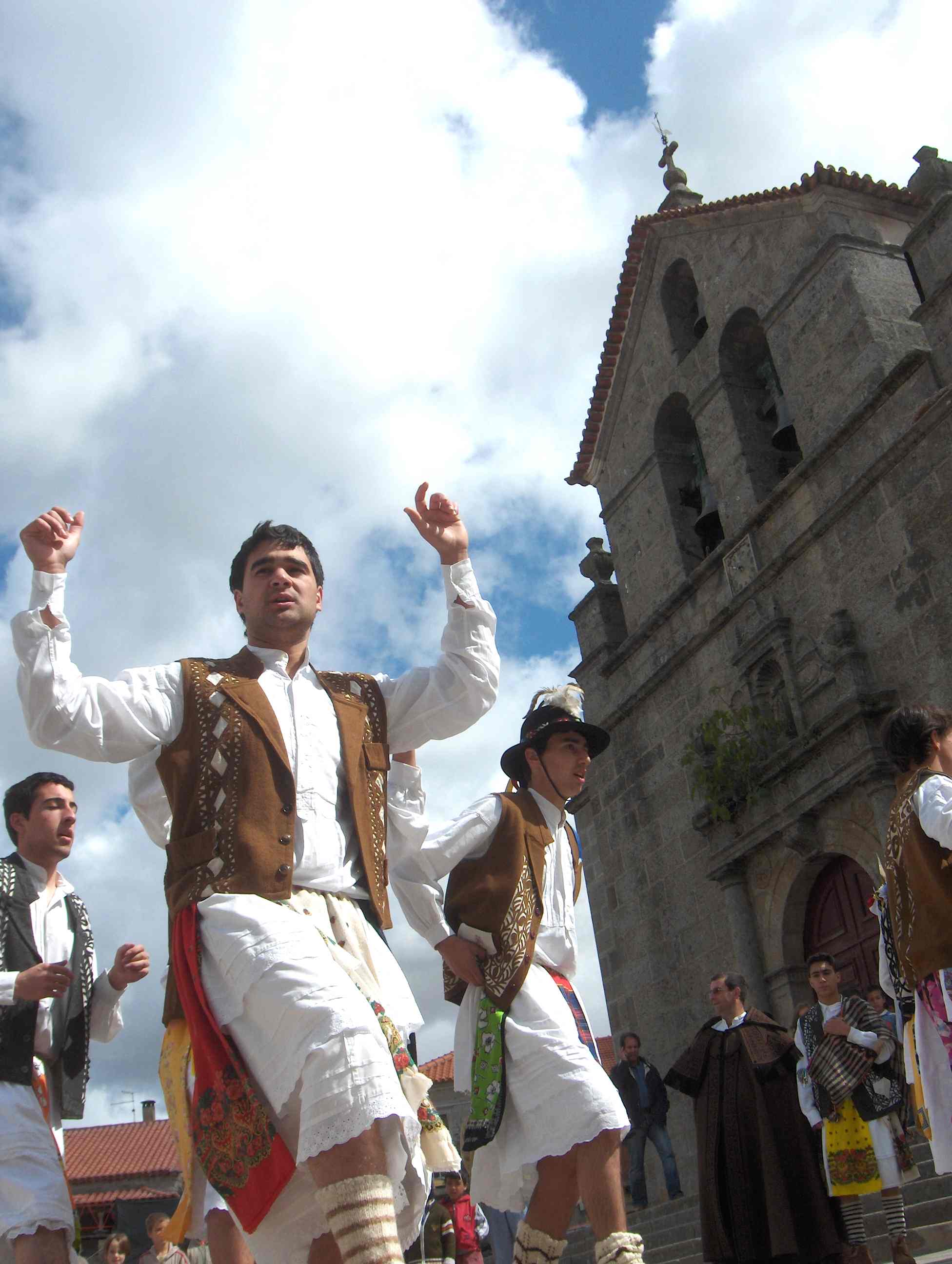 Mirai-los! Parece que nun béien a naide, stan poceços pula dança... outénticos sacerdotes milenares!