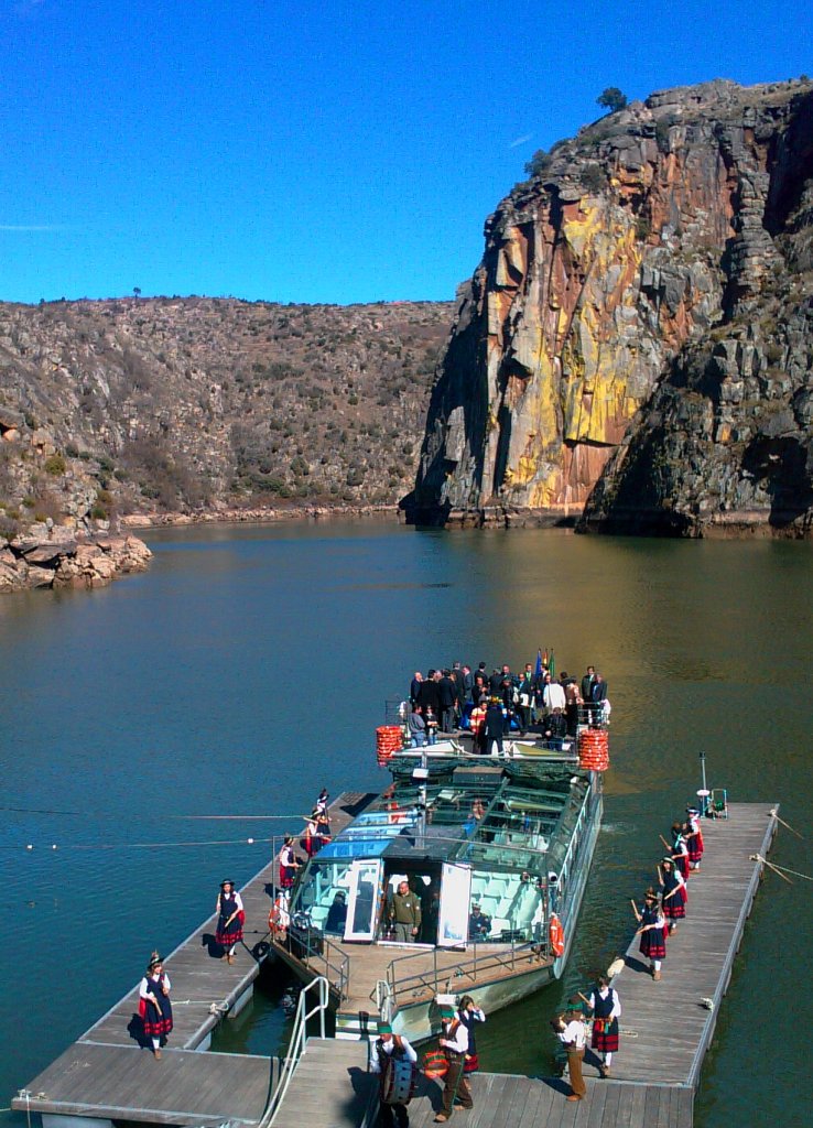 Por fin l barco tornou a tierra al lado pertués...