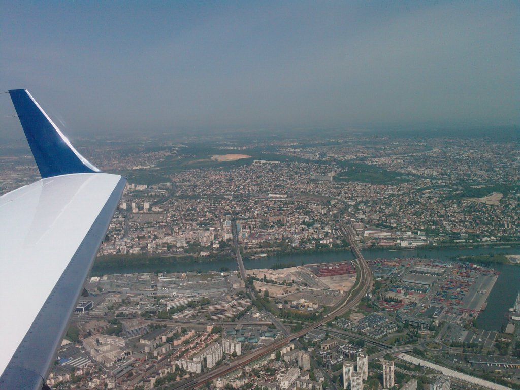 Passado ua hora i pouquito yá stabamos a aterrar ne l aeroporto de l Bourget an Paris...