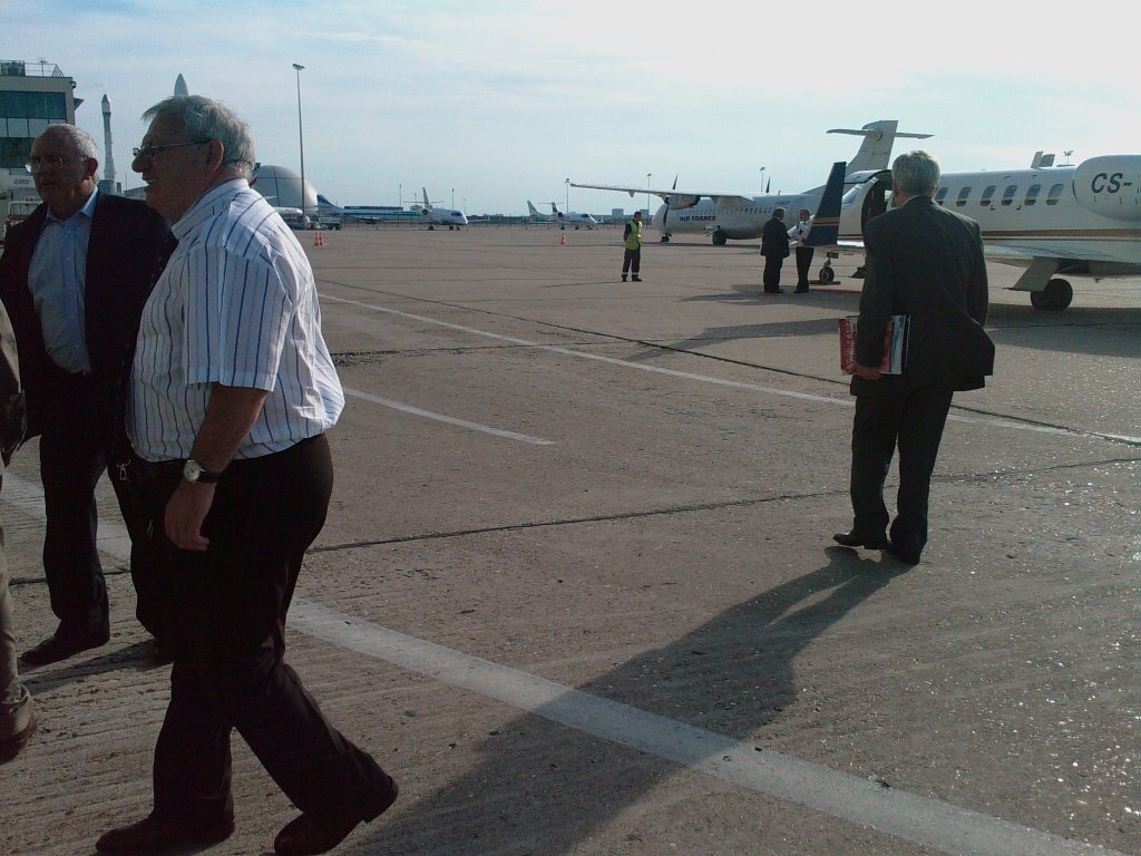 Assi ye ua cousa porreira, porque ne l aeroporto nun hai chec-in nien chec-out, nada... ye cumo tener ua…