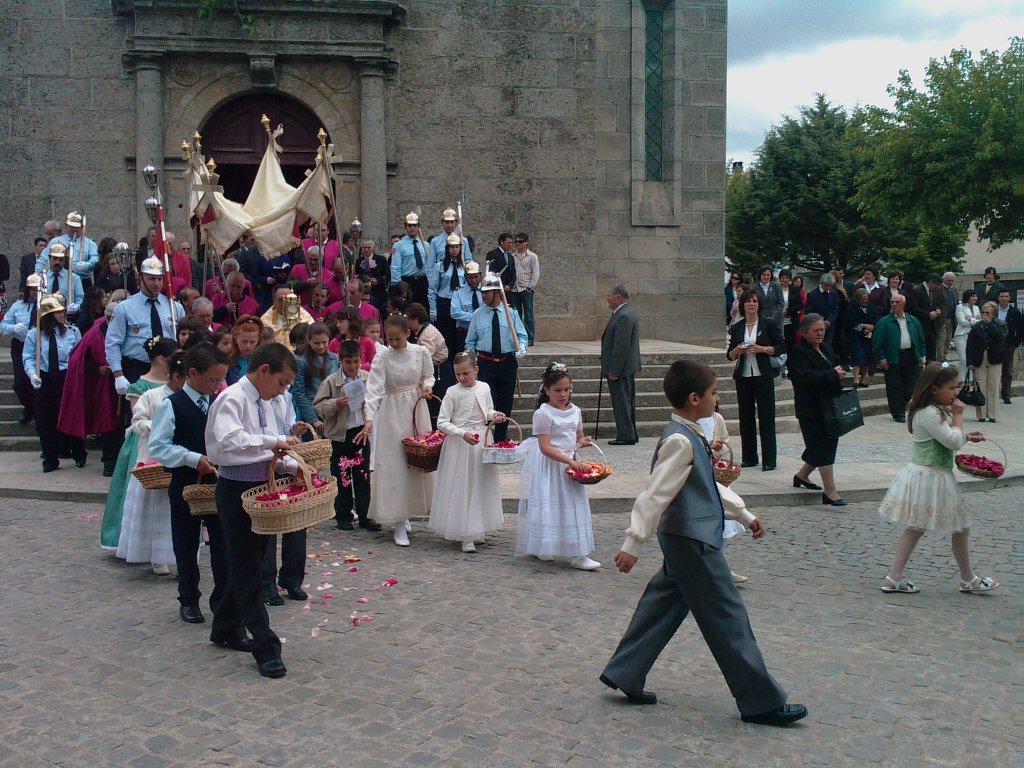 Onte an Sendin fúrun las purmeiras comunhones: stában mui guapos las razicas i ls rapazicos...