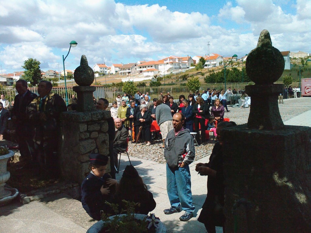 i las selombras, stiraçando-se al sol, tamien eisegien l sou lugar ne l templo campal...