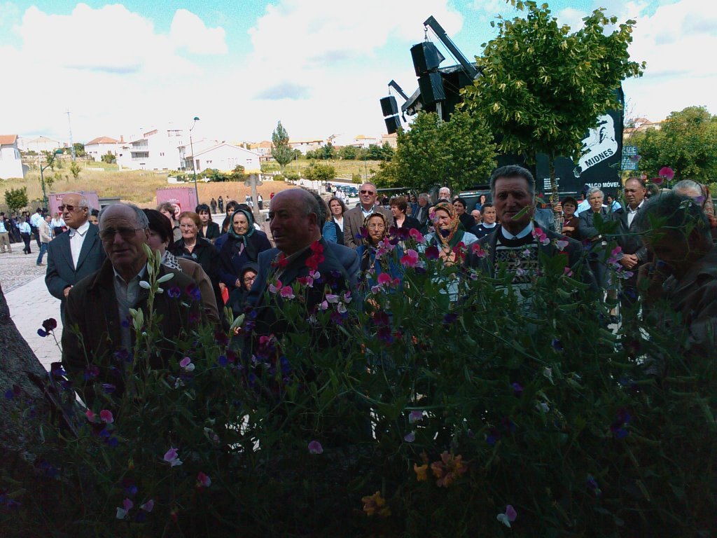 I las quelores, i la luç, i l cheiro de las arbilhas-de-cheiro, misturou-se cun to ls uolhos i narizes que…
