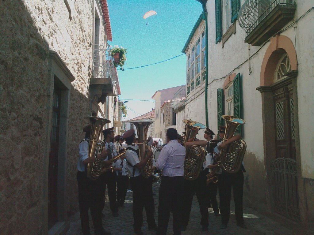 I anquanto la música de purparaba para cuntinar, un arreplano a anúnciar la fiesta de Bemposta, passou…