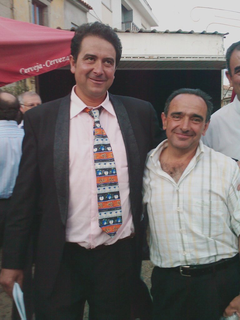 Apuis, ounindo-se na sue funçon, l bielho i l nuobo porta-boç de la fiesta de Santa Bárbela, tirórun un…