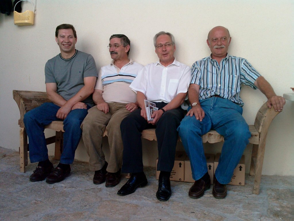 Ambaixo de l cabanhal, assi ls quatro sentadicos ne l scanho, mais parecien ancianos a çcansar!