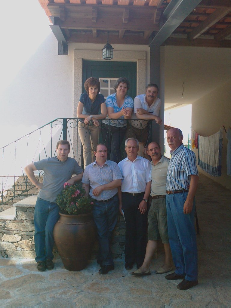 Amadeu yá se anstalou na sue nuoba/bielha casa de Rue La Frauga i claro, quando la casa stá pronta, ls amigos…