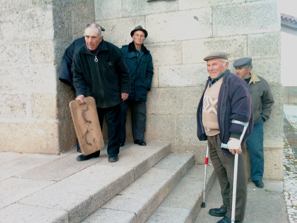 Estes fúrun ls purmeiros a ajuntáren-se na praça para ir a la Carreira de Quinta...