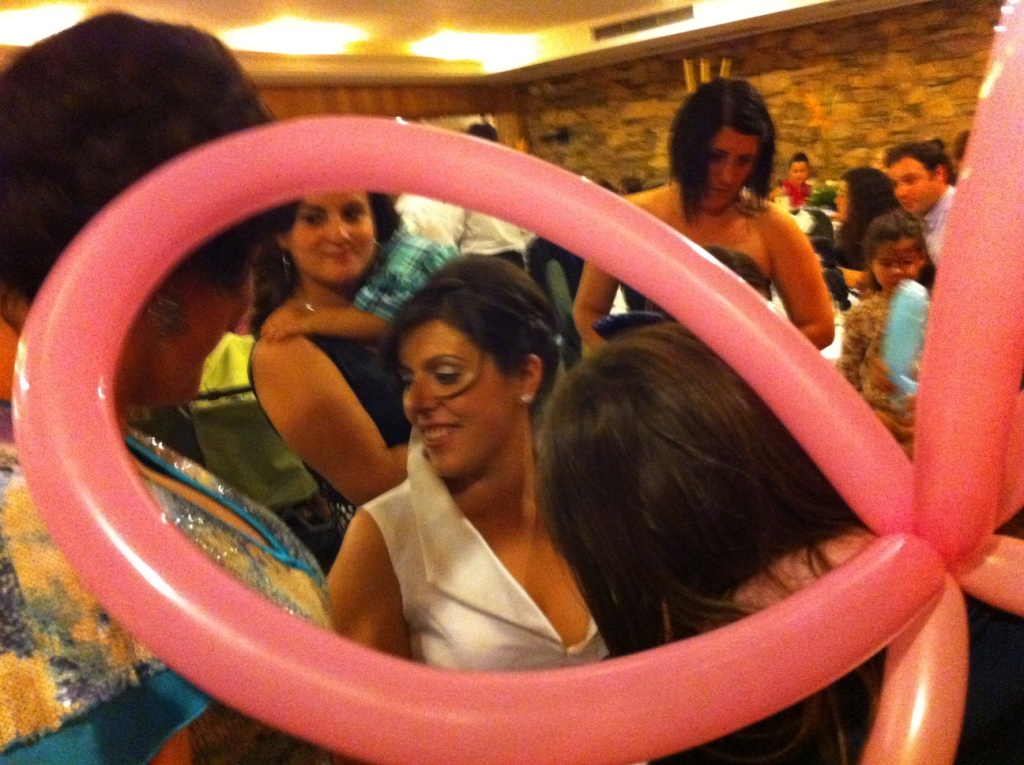 La noiba stúbe mui feliç i siempre rodeada de muitas ambejosas que tamien yá gostarien de se casar