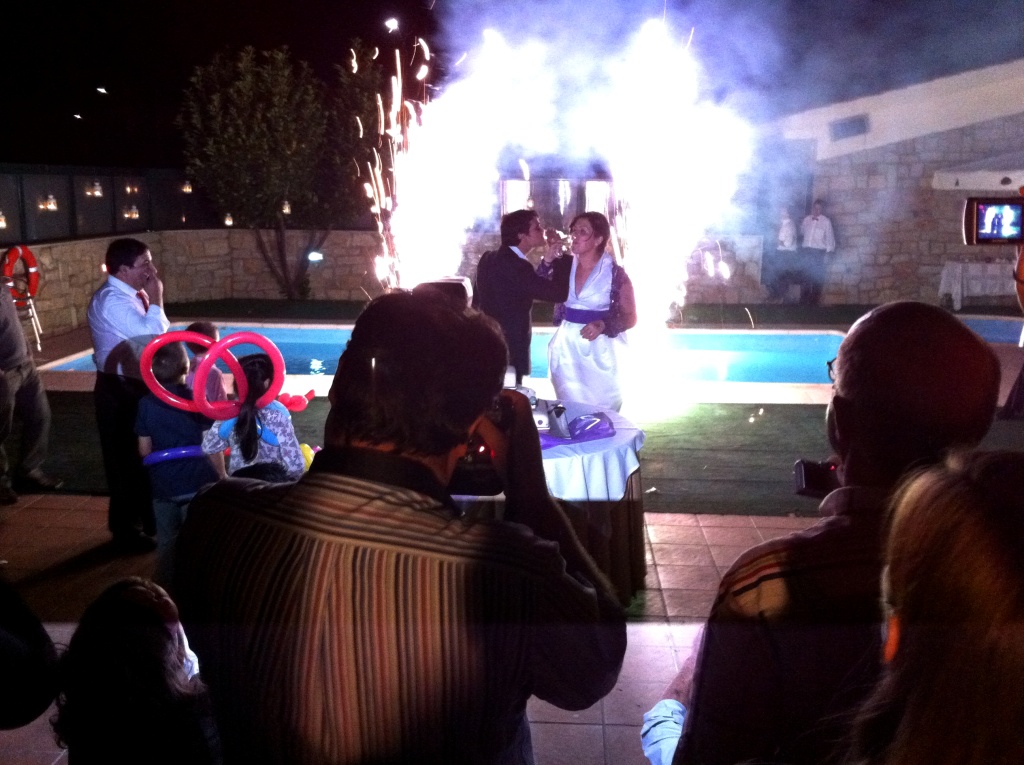 Yá alguns dies que andaba para poner uns retratos de l casamento de Paula Paxareira i Pedro Morete: fúrun…