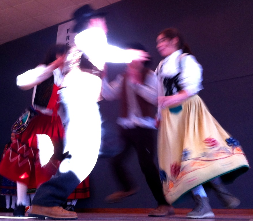 I ls beiladores de repassiado! Gigantones nanos, artistas feitos de mobemiento i ritmo: l'africa de l home…