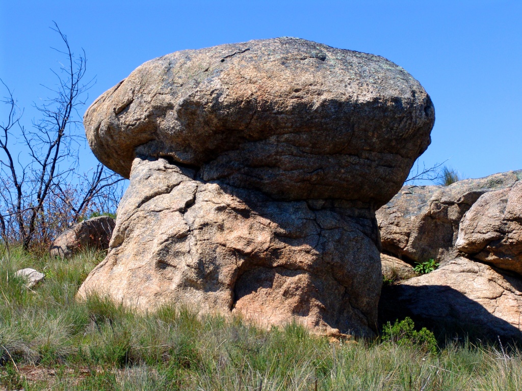 Esta peinha parece un roque. Stá para an pie la Bodega, acerca de la Peinha de la Puta, ne l termo de Trabanca