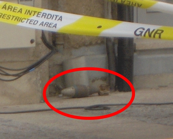 Ua bomba ye siempre ua bomba! Mas cheira-me que esta ye cumo ua pistola sien balas: mete miedo a dous!