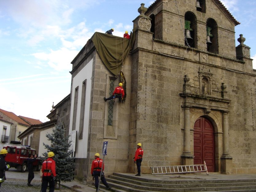 Foto 2Giga: Ls Bumbeiros de Sendin ténen rapazes mui balientes... nien l campanairo l mete miedo.