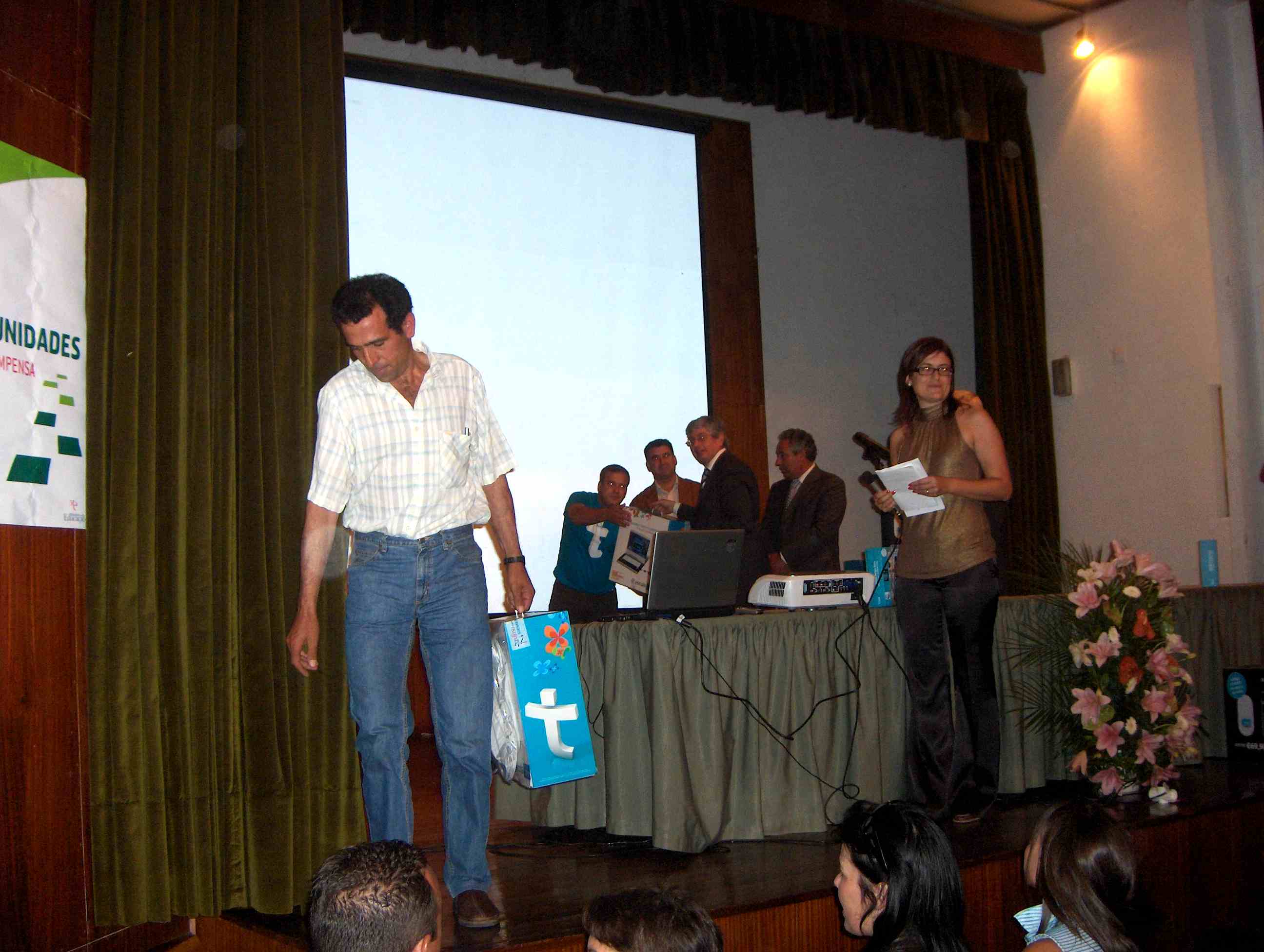 Fartou-se de antregar cumputadores. Aqui Jorge cul sou, yá iba cuntento cumo un alho. Milagre!
