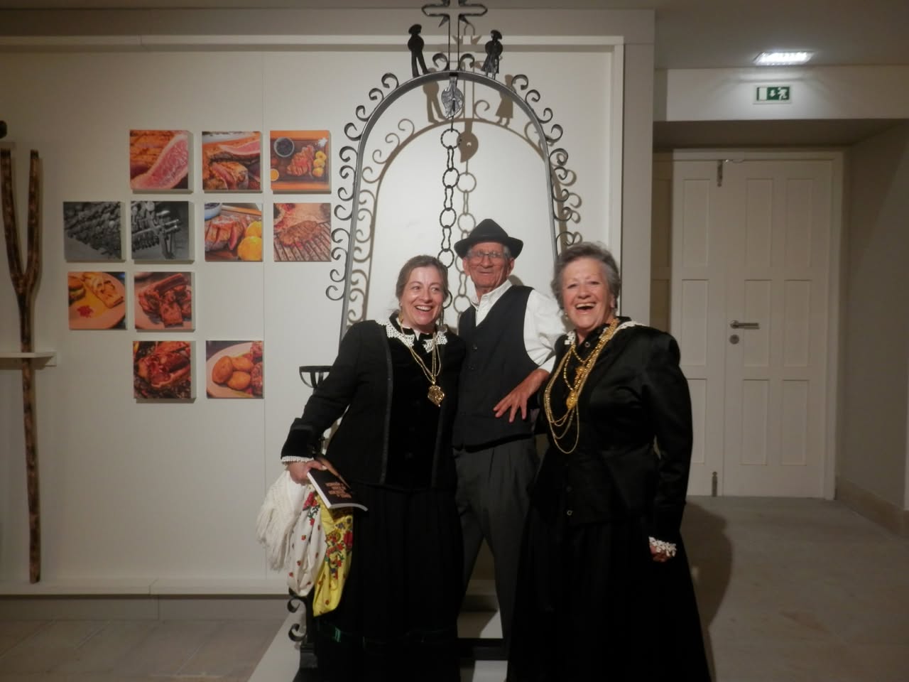 O Grupo Etnográfico da Vila de Sendim foi fazer e cantar o Ramo no Museu da Terra de Miranda. 🌹🌹🌹🌹