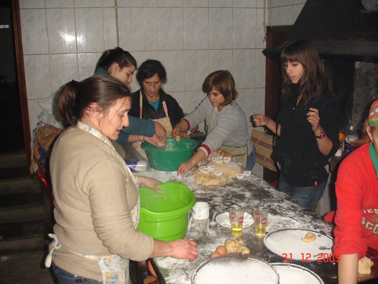 Mordomas a fazer os doces de Reis