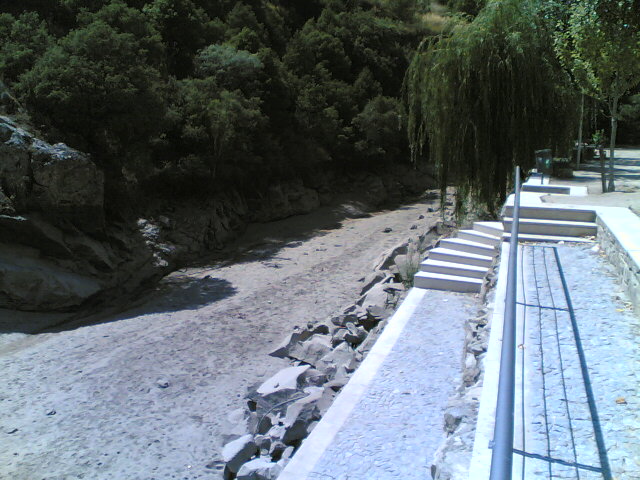 Esta ye la ribeira... Apesar de tener chubido tanto, peç ua strada...