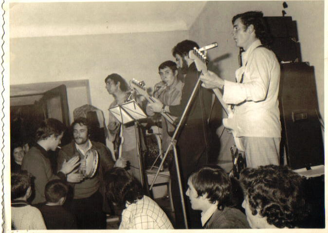 Os Vampiros em atuacao na casa do Povo Da Vila de Sendim em 1972