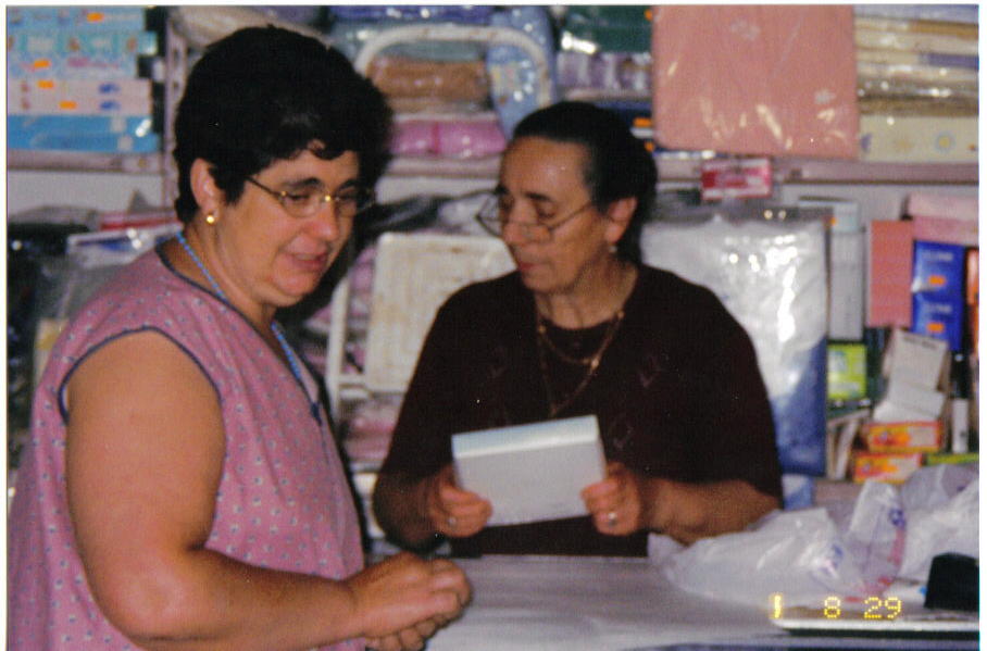 esta foto foi tirada em Sendim no comercio da Sra Maria conhecida como a ti chanqueira servindo uma cliente…