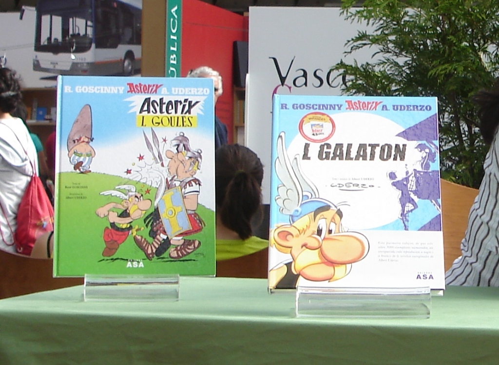 Duas histórias de Asterix traduzidas para mirandês pelo professor Amadeu Ferreira apresentadas na Feira do…