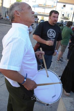 Tamborileiro na praça, animando a festa