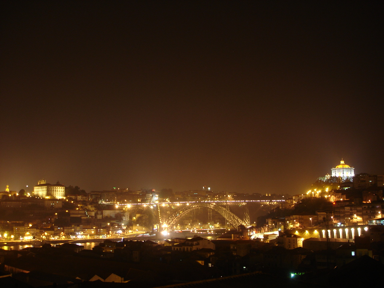 O Porto à noite visto do terraço do restaurante das Caves Taylors