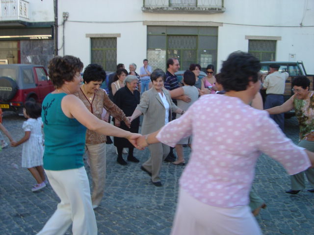 foto(1) malta de 55 festejando os 50 anos em 2005 foto(2) chegada a paça depois da ronda pelas ruas de sendim…