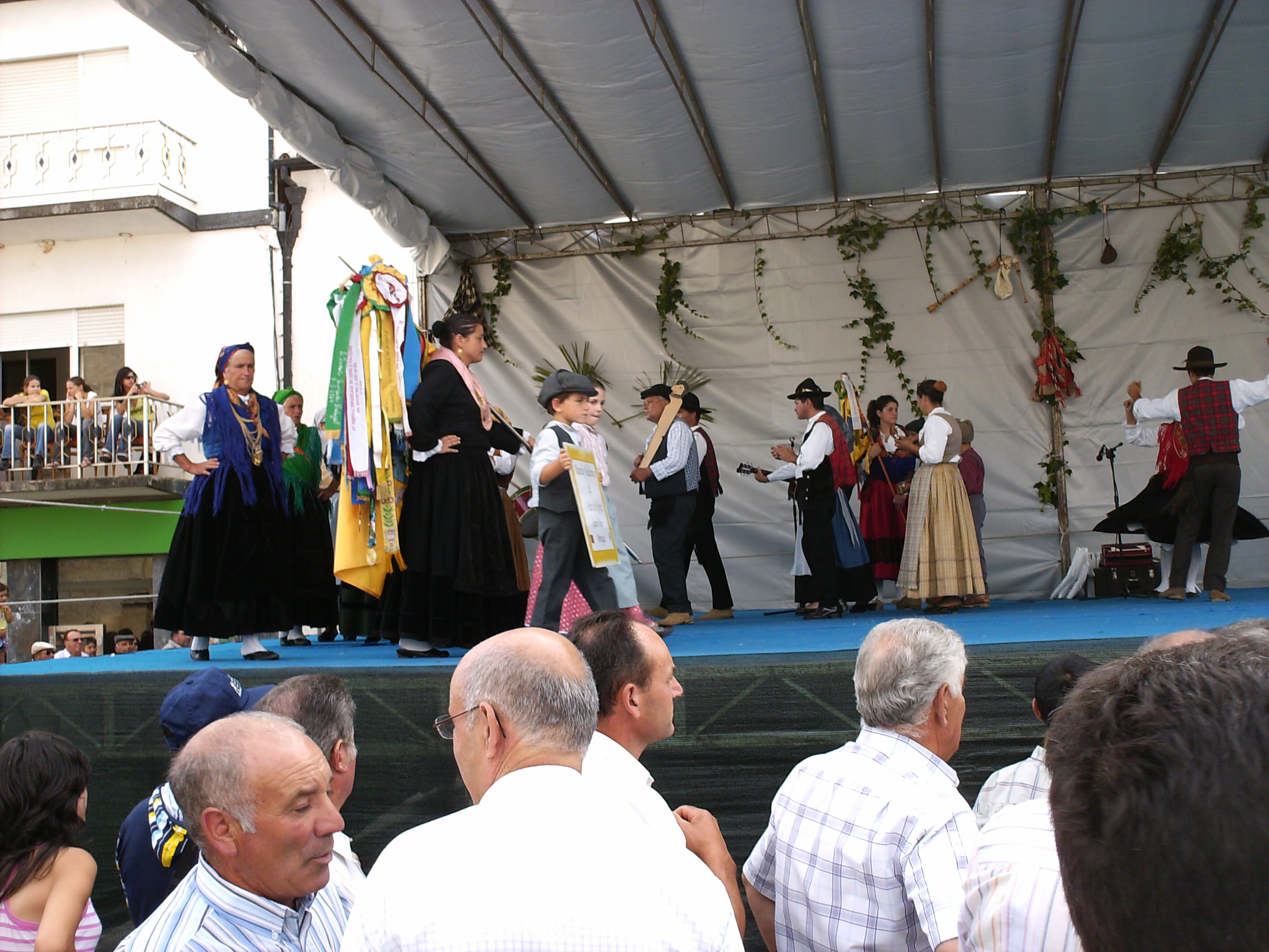 No festival de folclore actuou o Rancho Folclórico de S. Pedro de Roriz - Santo Tirso.