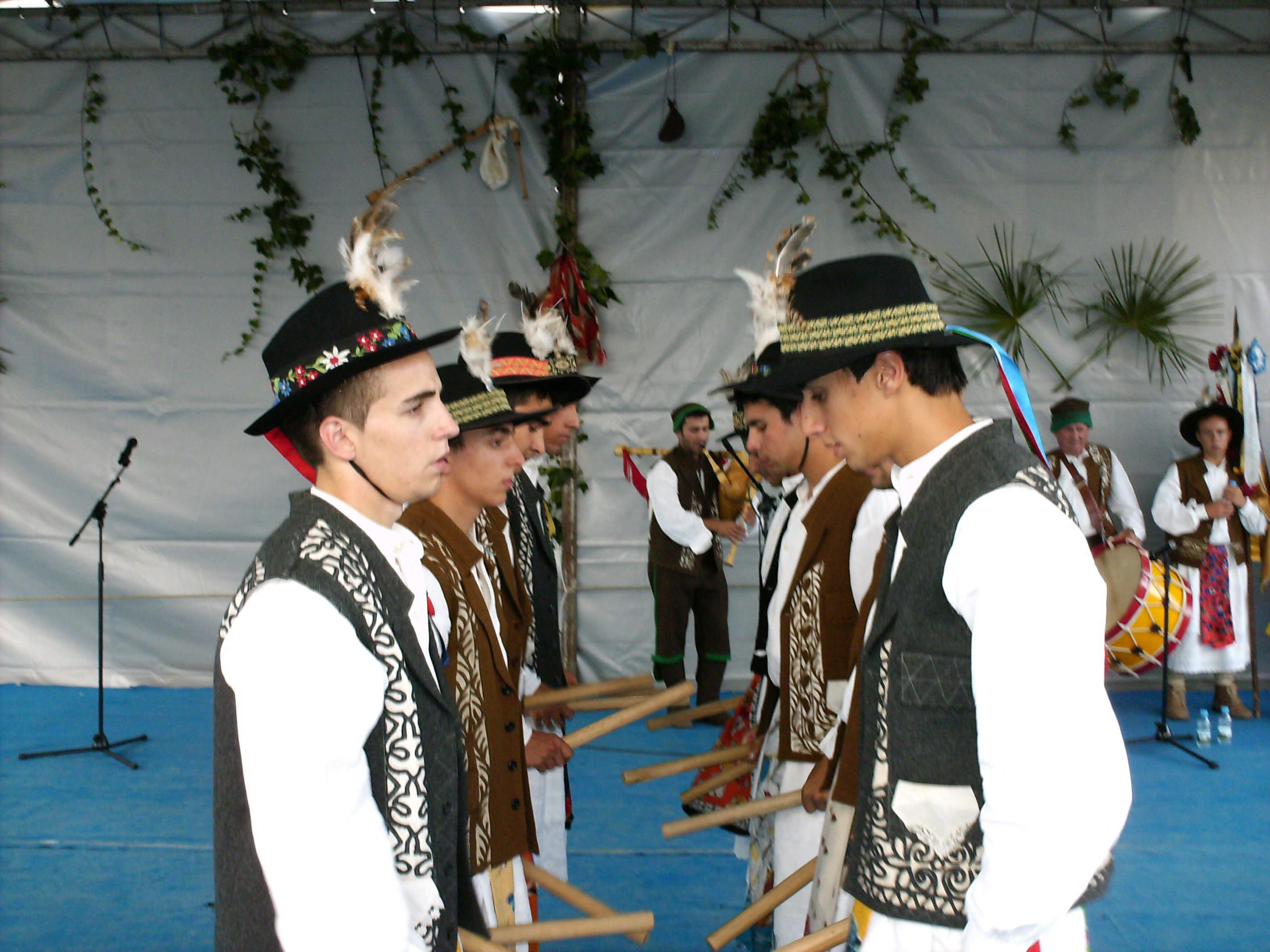 Os pauliteiros também dançaram eram eles os anfitriões do festival.