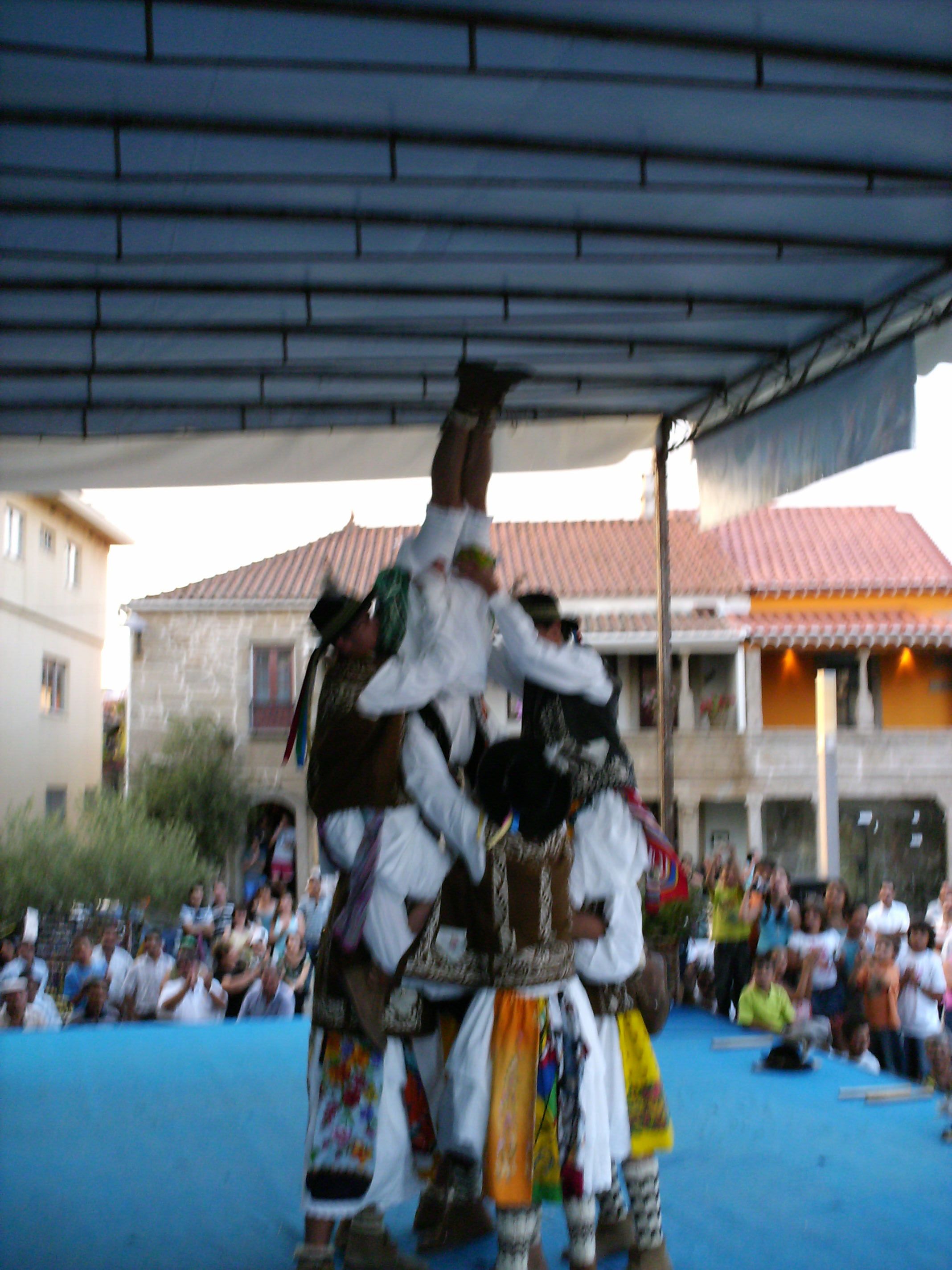 O assalto ao castelo terminou com uma torre humana, bonito.