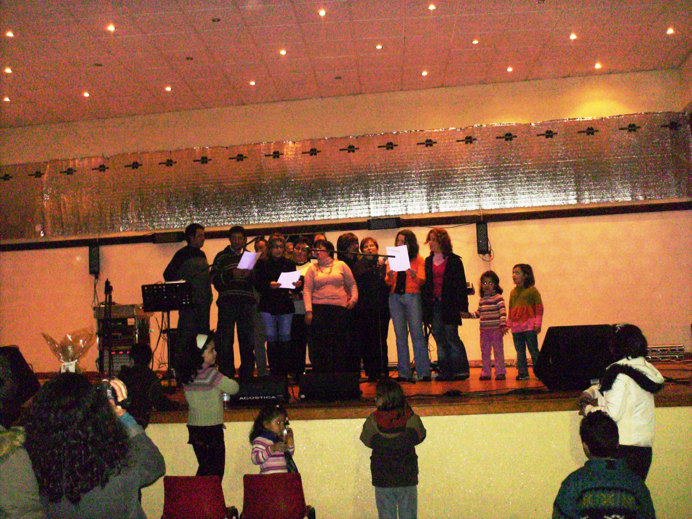 Os mordomos da festa de 2008 a cantárem os reis.