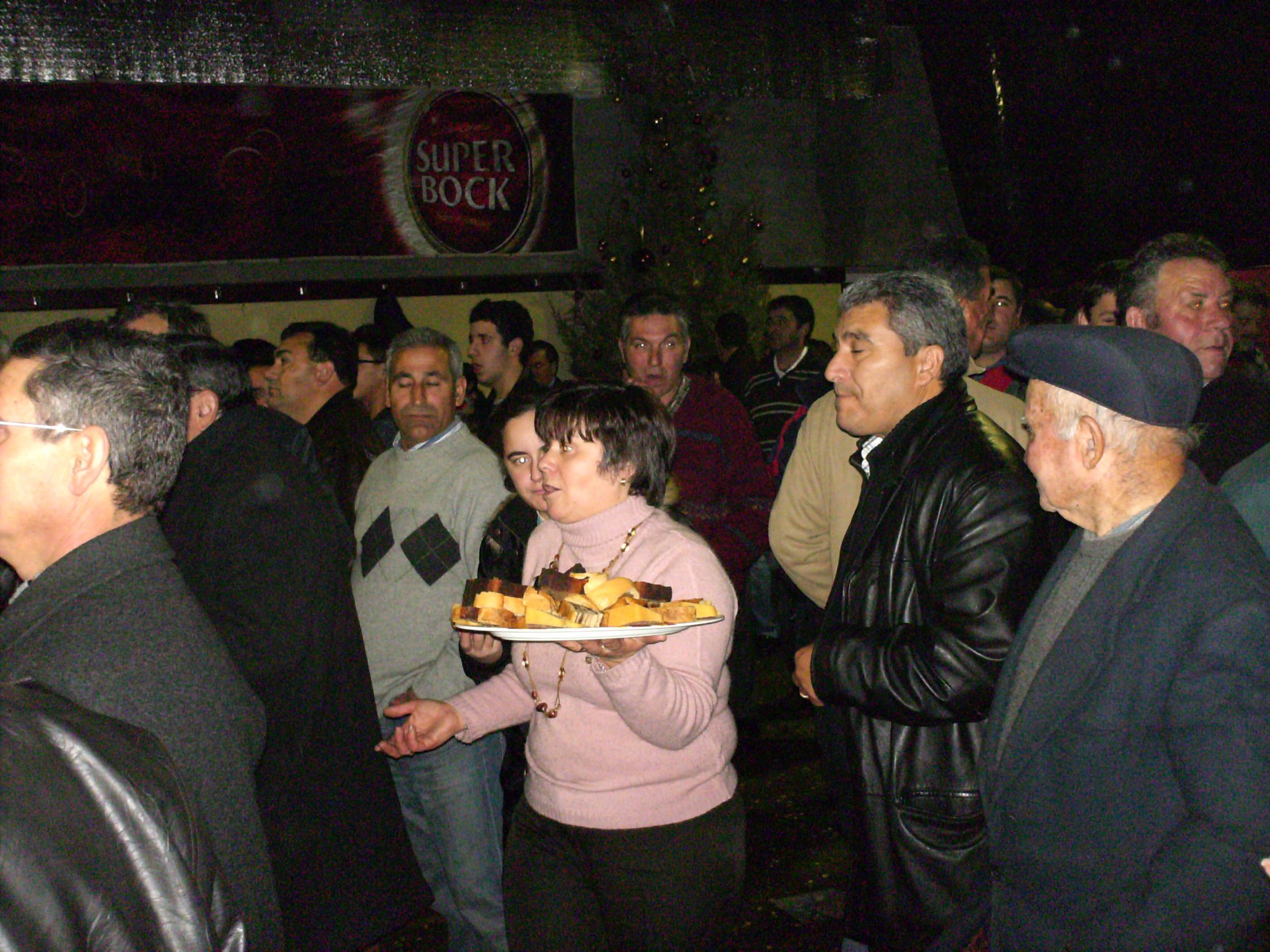 Uma mordoma da festa de 2008 a dar os reis.